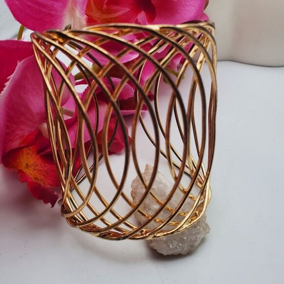 Gold tone swirl lattice cuff Victorian love bracelet - Picture 1 of 3